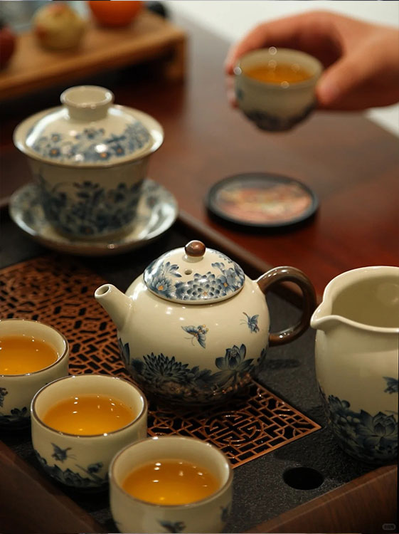 上海品茶工作室茶具展示，整齐摆放的茶器营造优雅氛围