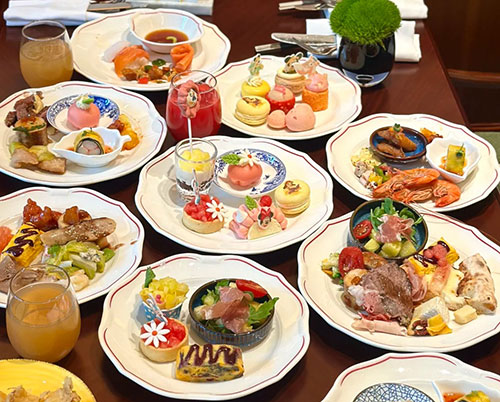 迪士尼餐厅用餐场景，卡通主题餐点