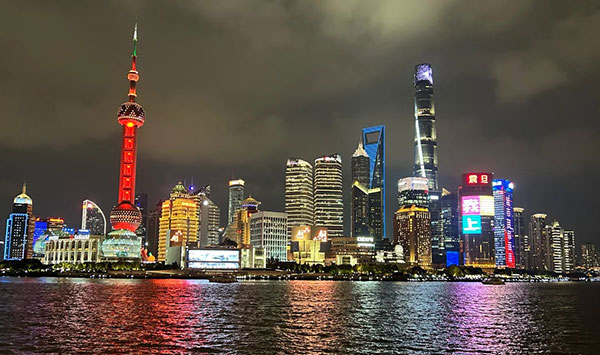 上海陆家嘴夜景，东方明珠与金融大厦交相辉映