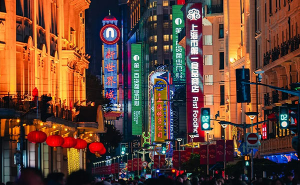 上海南京路步行街夜景，霓虹灯闪耀，游客漫步街头