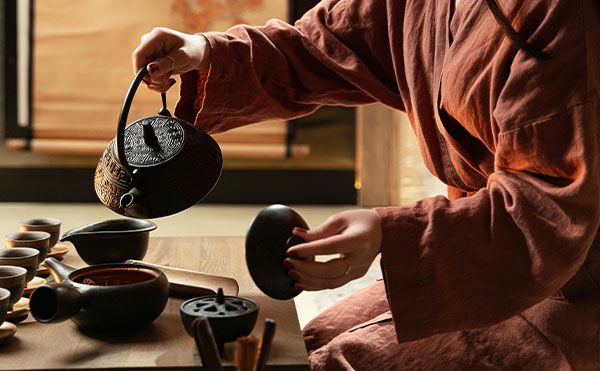 上海茶室内部安静氛围，茶艺师准备茶具冲泡热茶