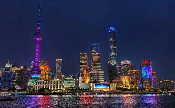 上海外滩夜景，黄浦江两岸灯光倒影，热门旅游打卡地