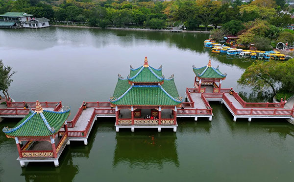 上海豫园九曲桥与湖心亭景色，游客游玩拍照的经典地标